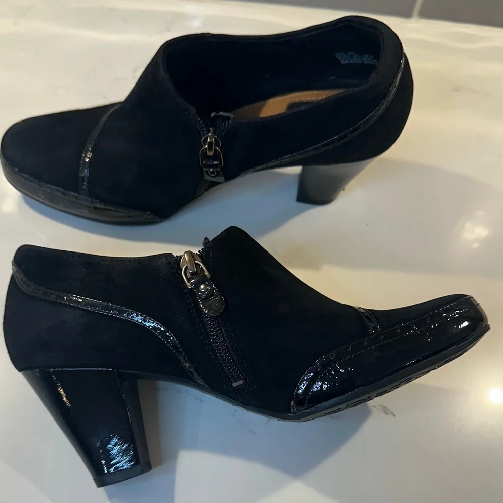 Clarks Artisan Black Suede and Patent Leather Heeled Shoes Classic Size 8 - Picture 6 of 14